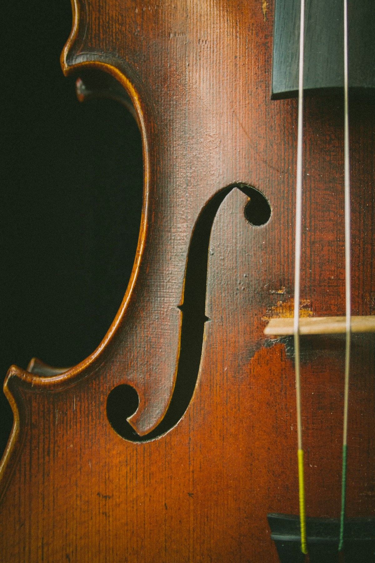Detalle de un violín de madera